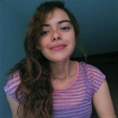 la imagen puede contener a una mujer de cabello castaño ,un poco rizado y vestida de camiseta. 